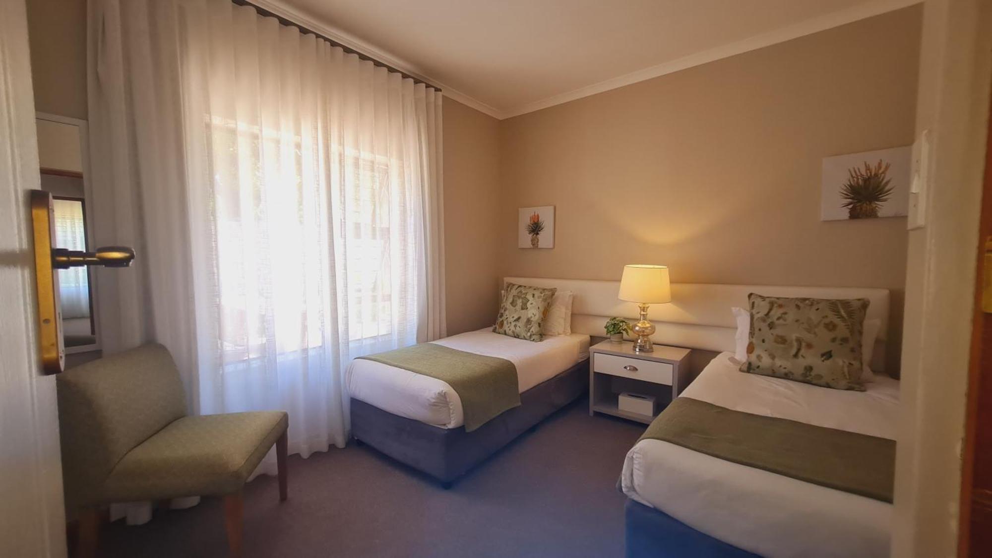 2 On Lismore Guesthouse Tokai Екстериор снимка